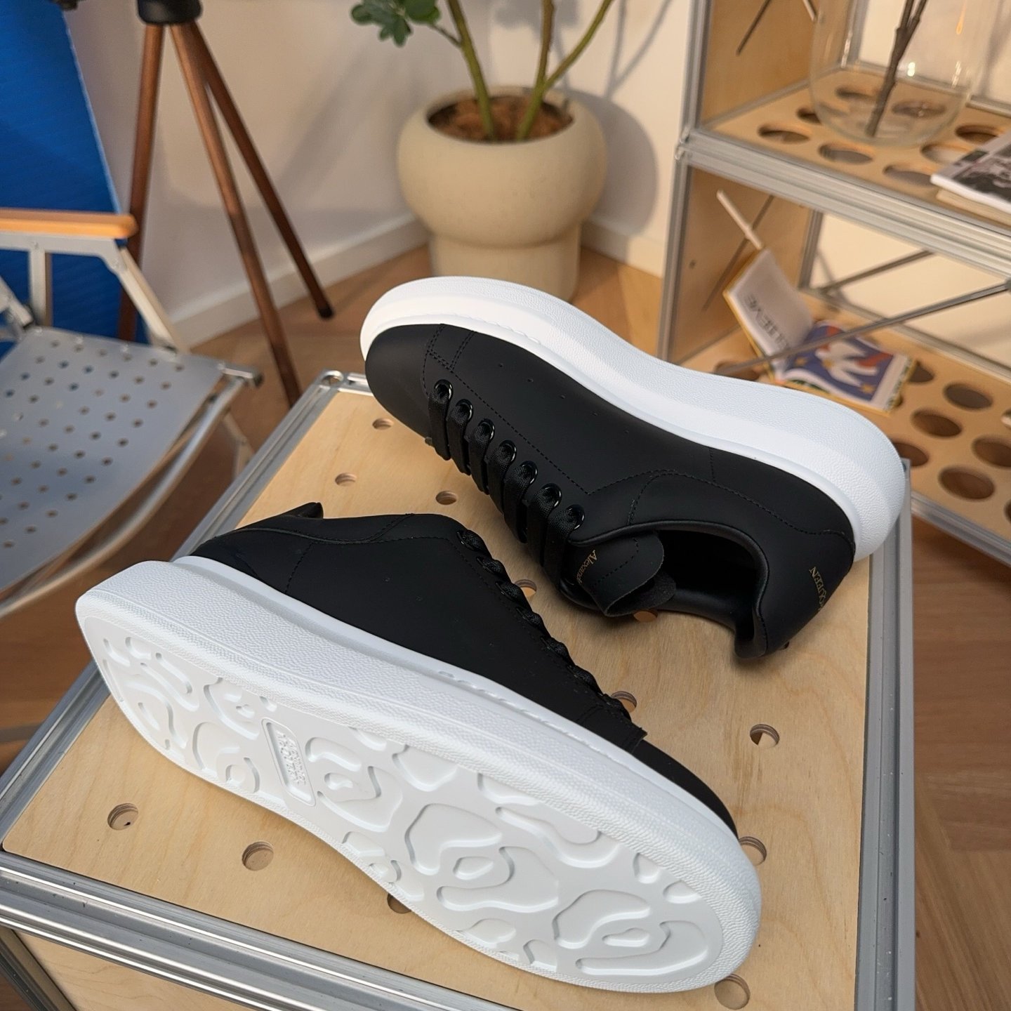 Alexander McQueen Oversized Smooth Black - HouseofKickz