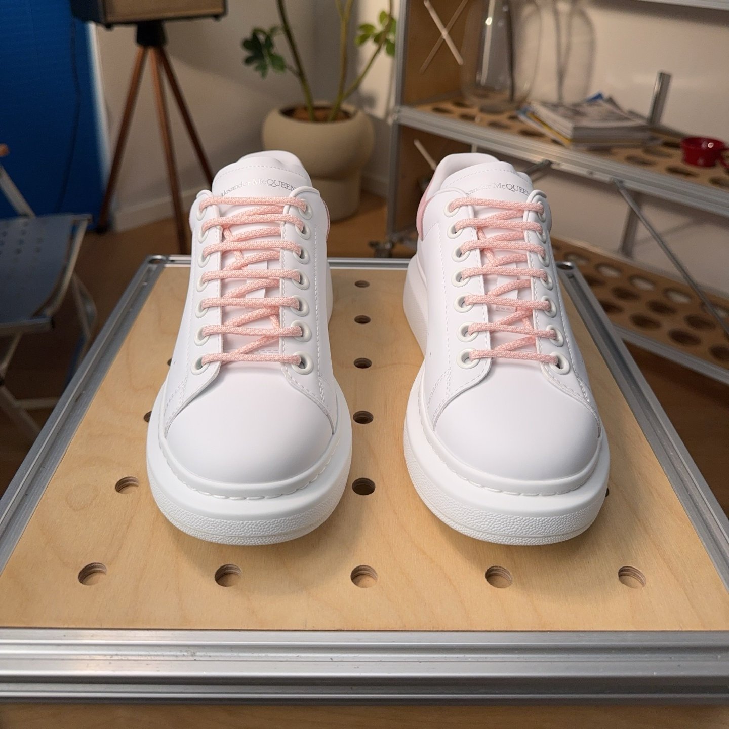 Alexander mcqueen sneakers white pink hotsell - HouseofKickz
