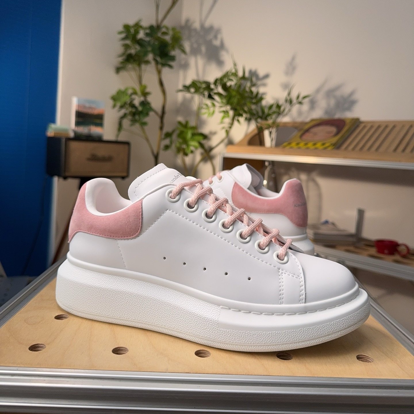 Alexander mcqueen sneakers white pink hotsell - HouseofKickz
