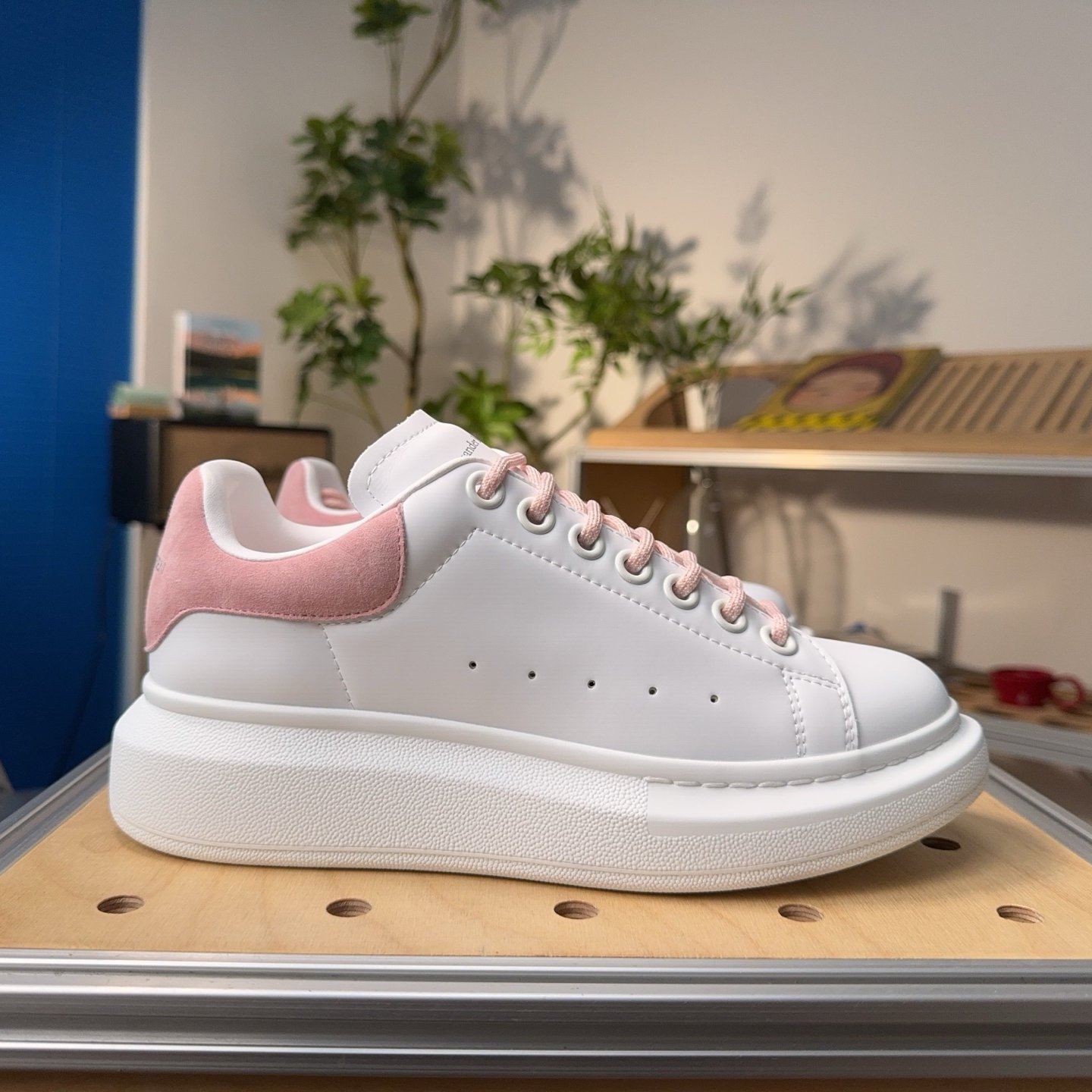 Alexander mcqueen sneakers white pink hotsell - HouseofKickz